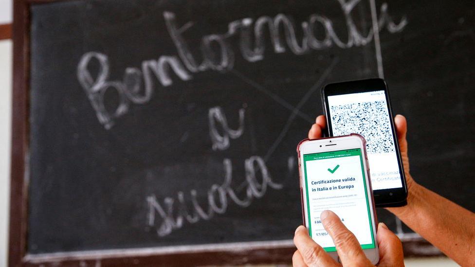 Insegnante senza Green pass pretende di entrare a scuola: scoppia il caos e arrivano i carabinieri