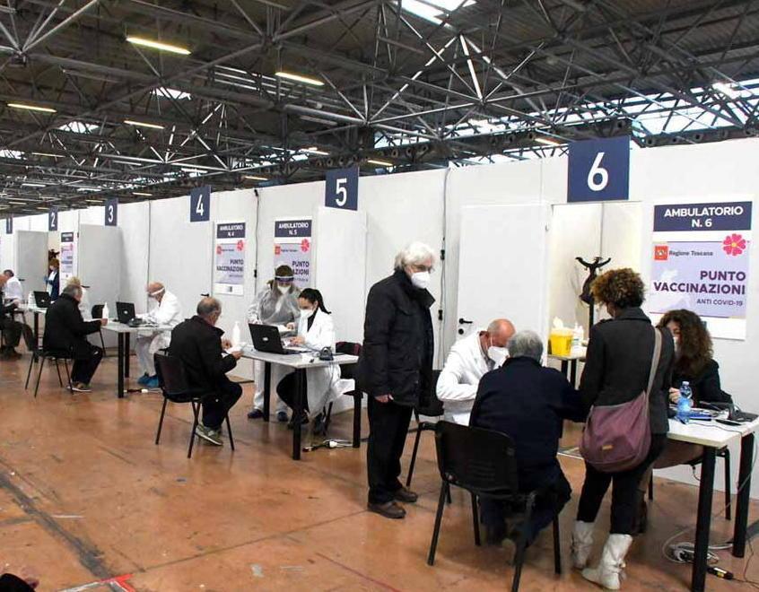 Centro vaccinale grande e costoso: l’Asl cerca sedi piccole e meno care 
