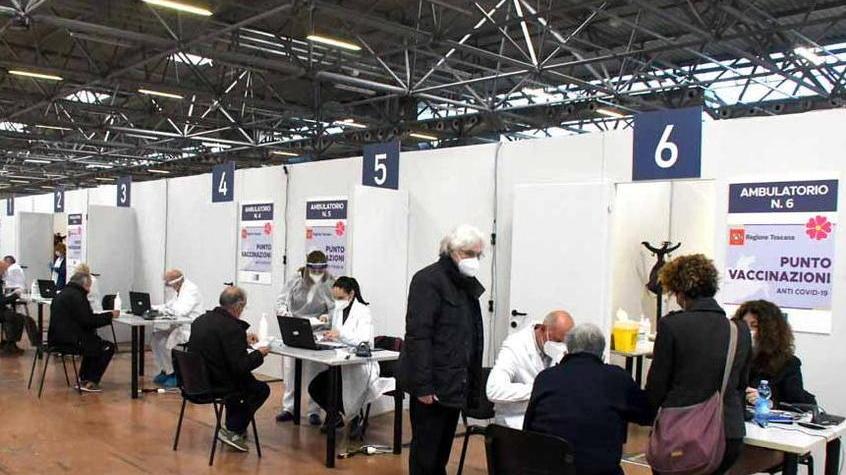 Centro vaccinale grande e costoso: l’Asl cerca sedi piccole e meno care