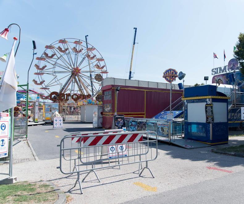 Code per il tampone davanti al luna park. Nuova organizzazione 