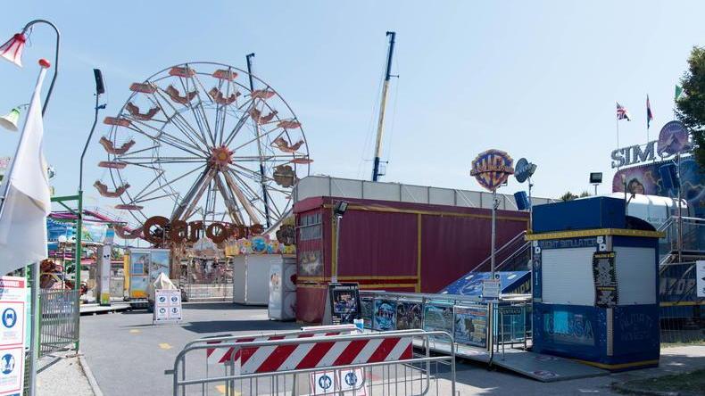 Code per il tampone davanti al luna park. Nuova organizzazione