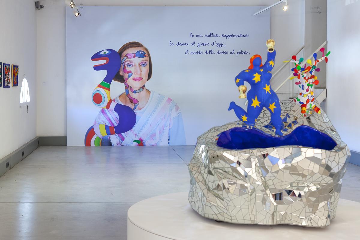 Ritratto e “dedica” di Niki de Saint Phalle accolgono i visitatori della mostra (Foto Dimitri Angelini)