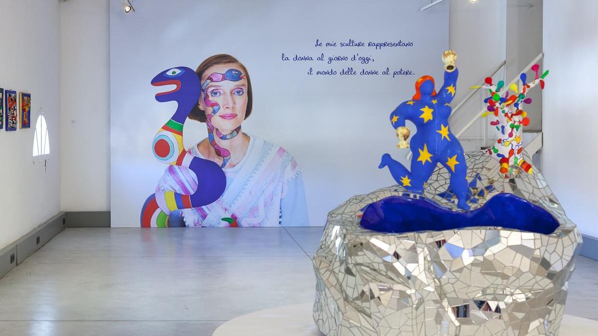 Ritratto e “dedica” di Niki de Saint Phalle accolgono i visitatori della mostra (Foto Dimitri Angelini)