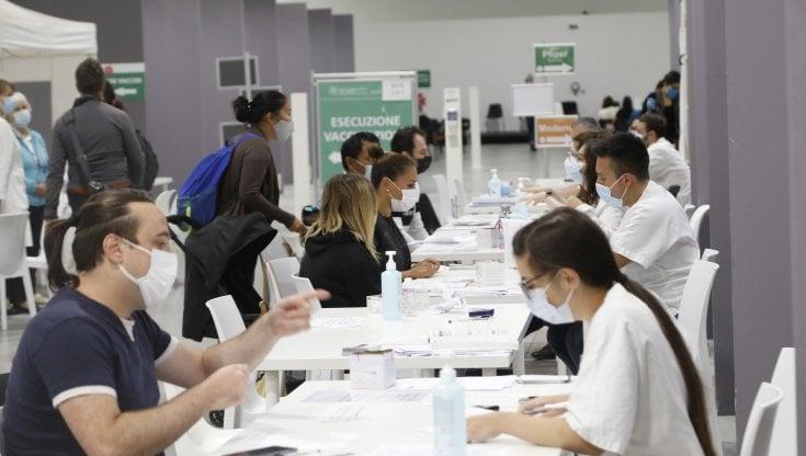Vaccini, si cambia: al Pellegrinaio l'accesso libero, al Pegaso i prenotati
