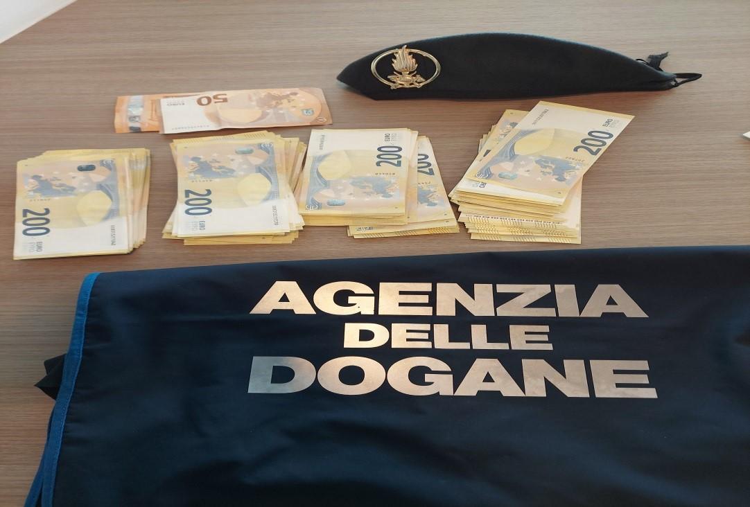 In aeroporto a Olbia scoperti 2 passeggeri con 76mila euro non dichiarati
