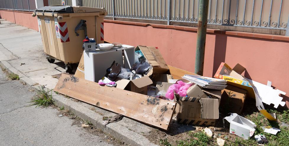 Comacchio, abbandono dei rifiuti in strada. Si apre lo scontro sulle quantità 