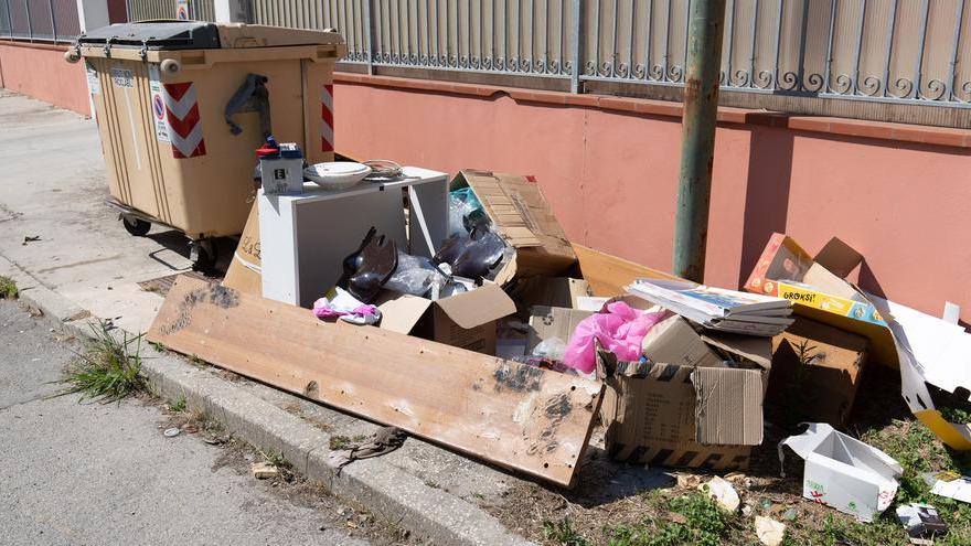 Comacchio, abbandono dei rifiuti in strada. Si apre lo scontro sulle quantità