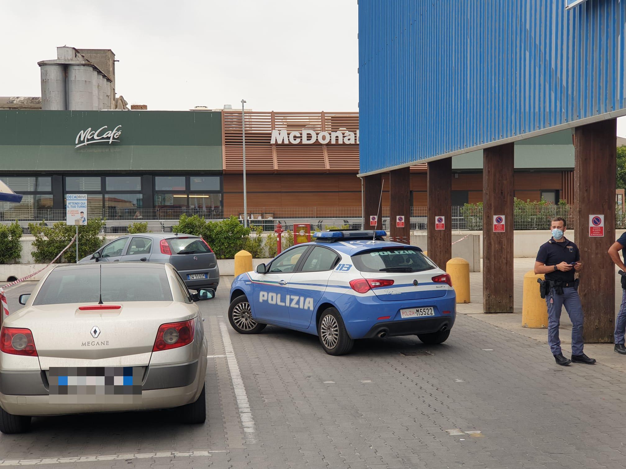 La polizia nel piazzale di Decathlon (foto Ivan Nuvoli)