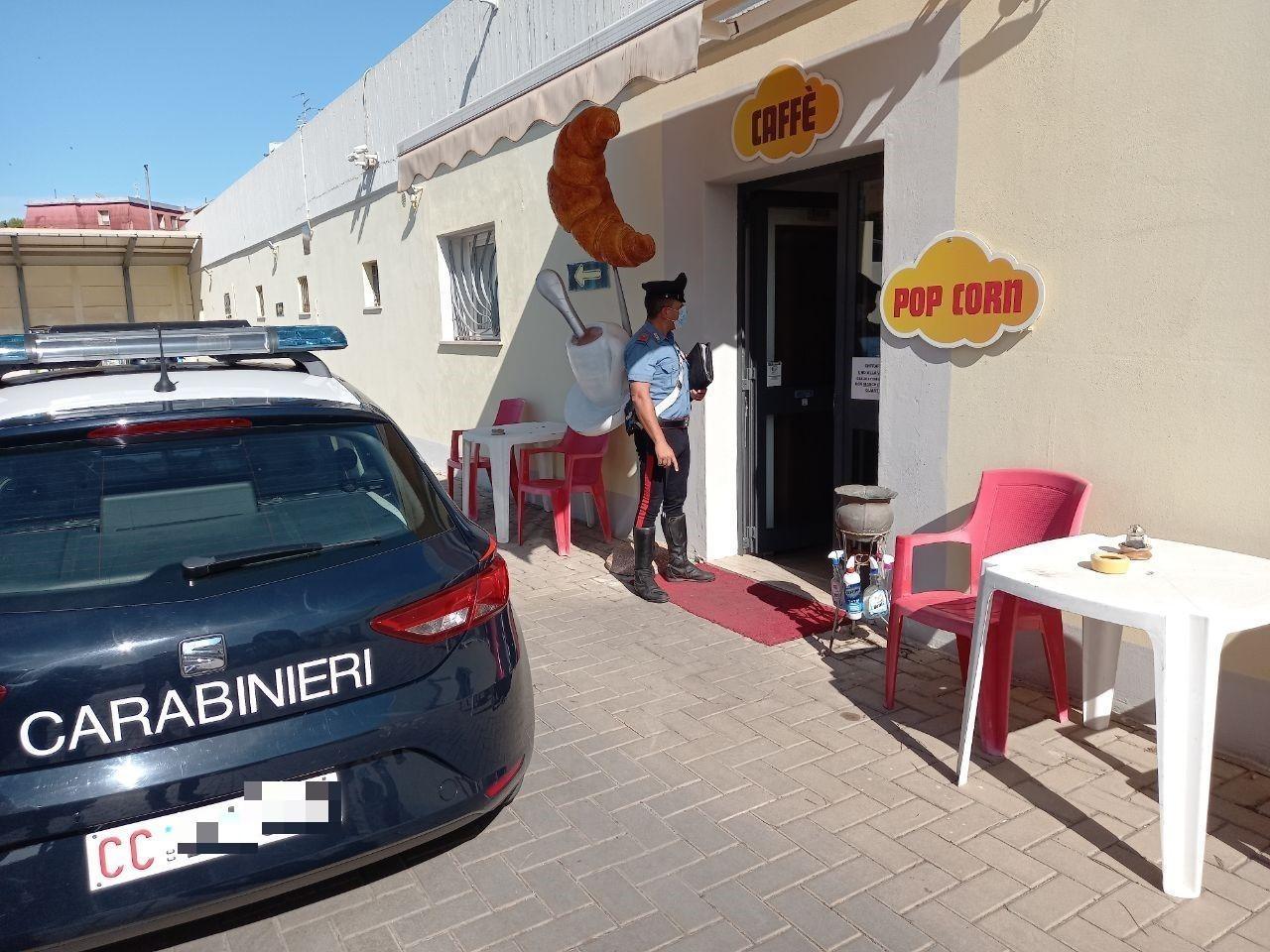 I carabinieri di Follonica davanti al bar che il ladro ha tentato di scassinare