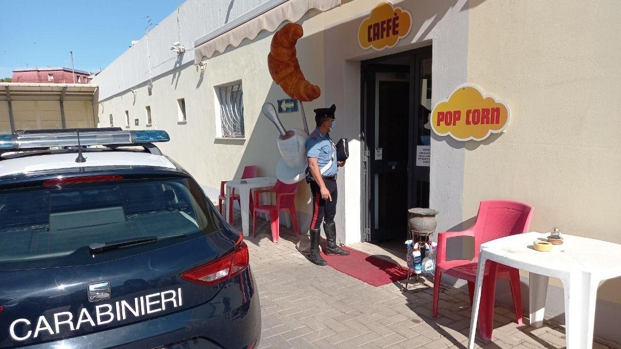 I carabinieri di Follonica davanti al bar che il ladro ha tentato di scassinare