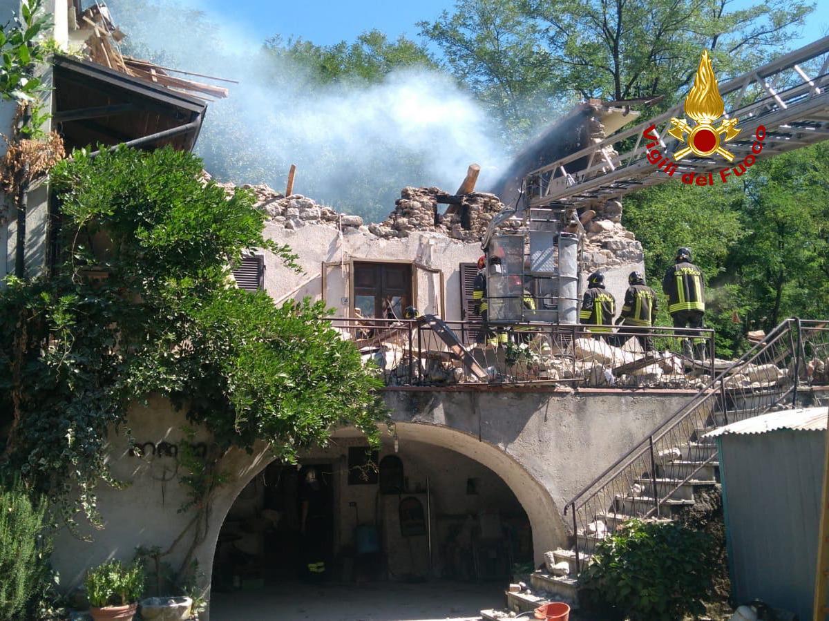 La casa esplosa (foto vigili del fuoco)