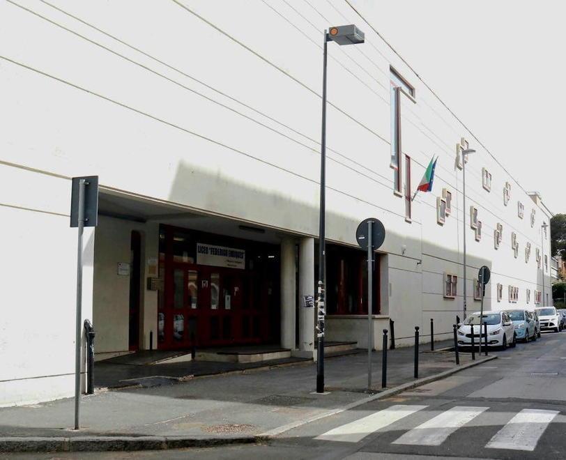 La protesta degli studenti esclusi all'Enriques: «Ci rimborsino almeno i 327 euro spesi di libri» 