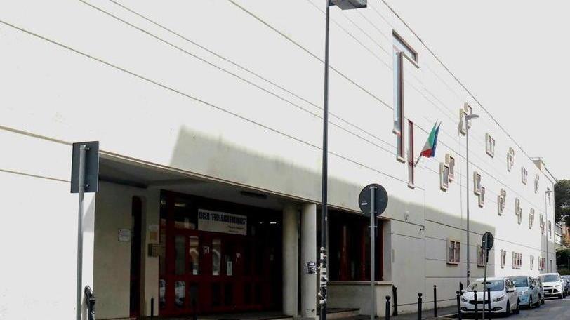 La protesta degli studenti esclusi all'Enriques: «Ci rimborsino almeno i 327 euro spesi di libri»