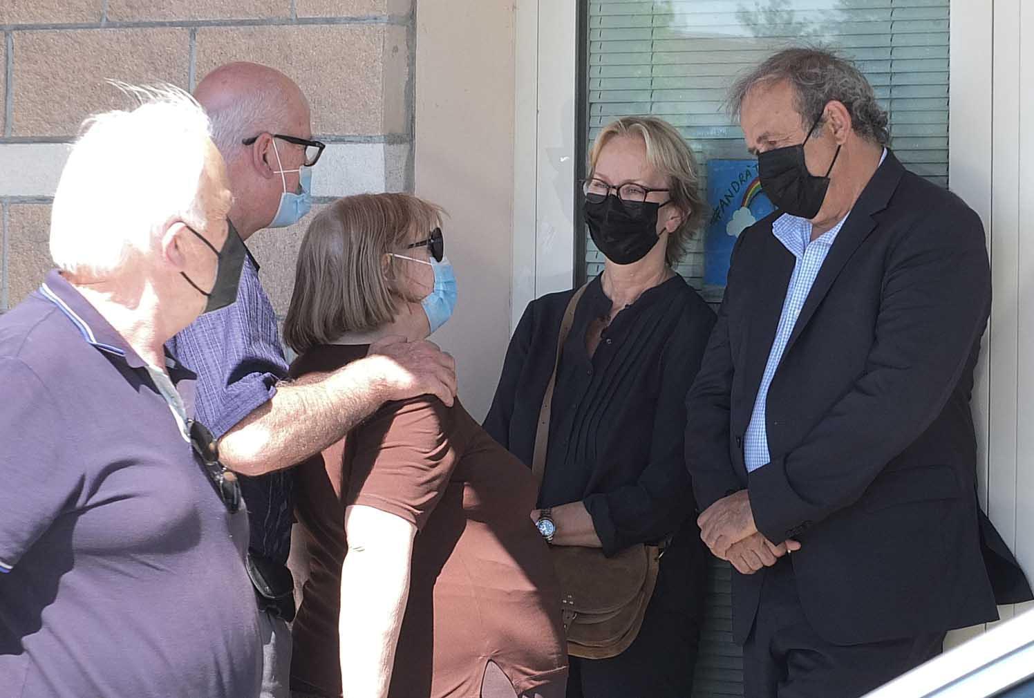 Platini saluta la famiglia di Morini prima della cerimonia funebre (foto Fabio Muzzi)