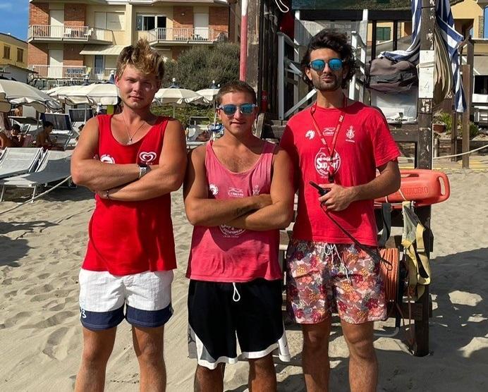 Da sinistra Artem Dmitrev, Jacopo Lavini, Francesco Perosi, i tre bagnini che hanno salvato la vita al 70enne