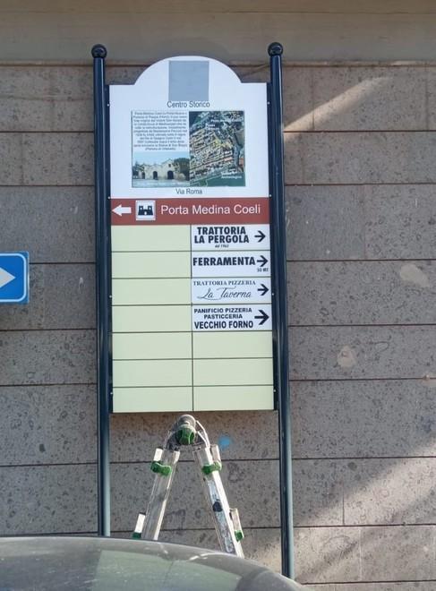 Il cartello sbagliato è ancora al suo posto ma arriva la “pecetta” 