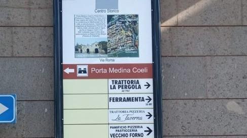 Il cartello sbagliato è ancora al suo posto ma arriva la “pecetta”