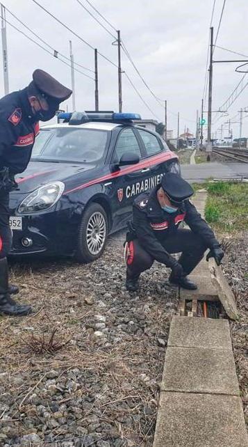 Droga nascosta tra i binari, giovane in manette 