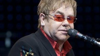 Elton John dal lockdown insieme a venti artisti