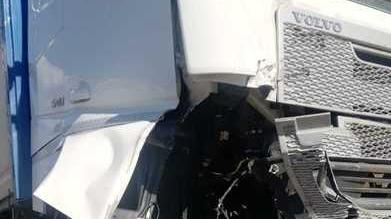 Si scontra contro un camion e resta schiacciato dall’auto