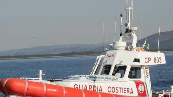 La motovedetta ritrova un bagnante disperso