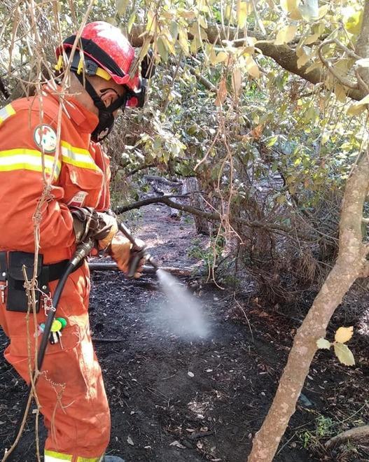 Incendio e bonifica nella zona Bufalina