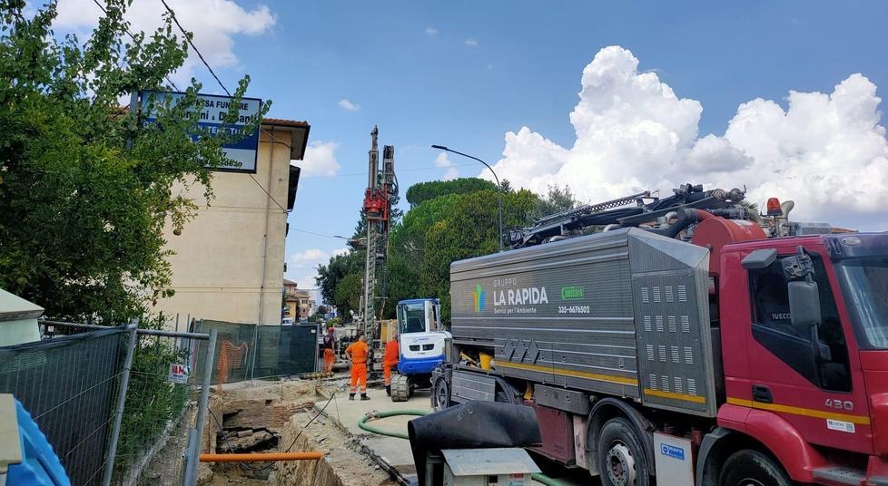 Corsa contro il tempo per il cedimento del marciapiede