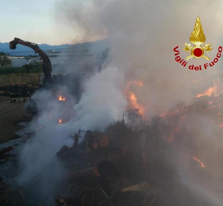 Fiamme all’alba in un’azienda In fumo macchinari e legname 