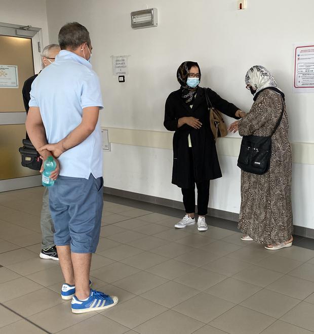 Sgomento e preghiere per la bimba di 8 anni morta dopo la caduta 