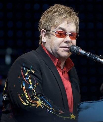 Elton John dal lockdown insieme a venti artisti