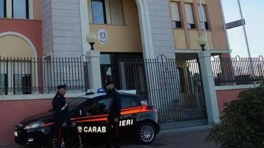 Rapina il cliente di un bar con la droga in tasca: scatta l’arresto