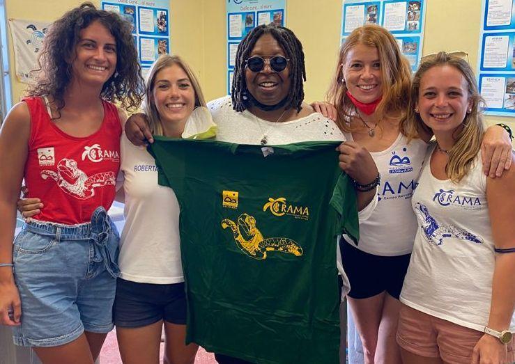 Il mare e la storia dell’isola incantano l’attrice Whoopi Goldberg