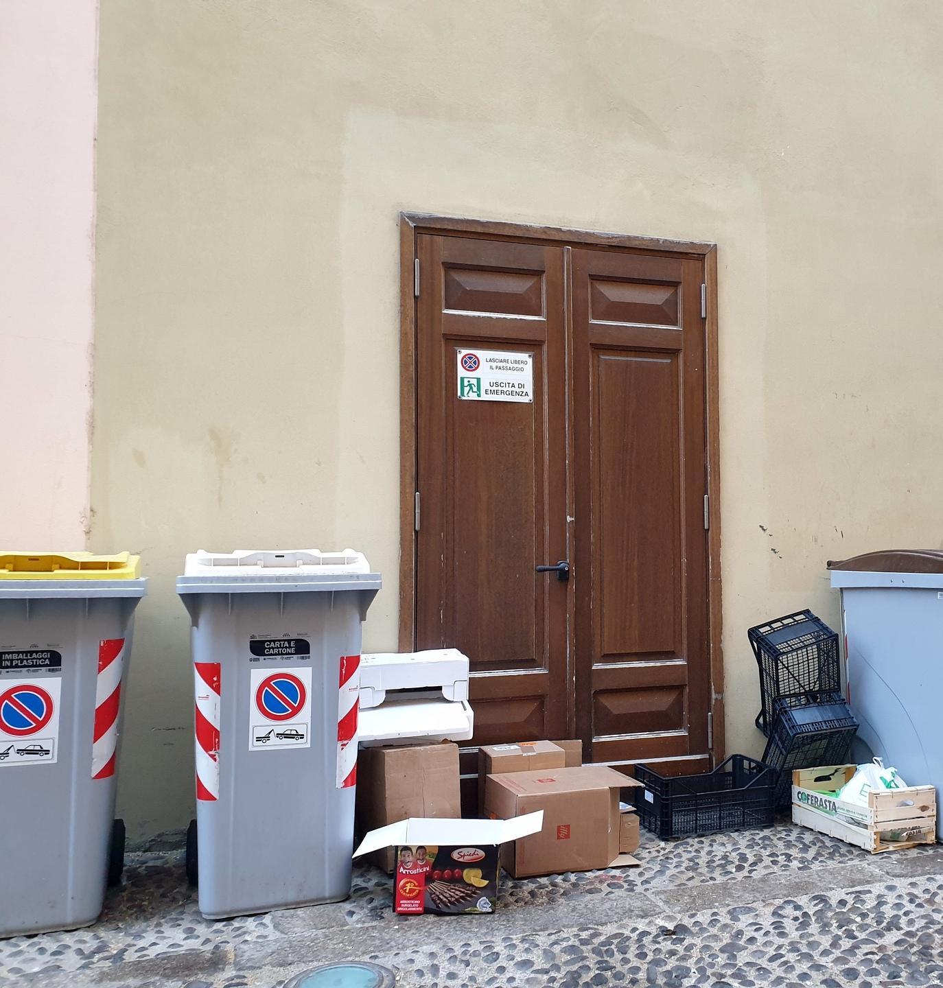 L’uscita del Civico ostruita dai rifiuti