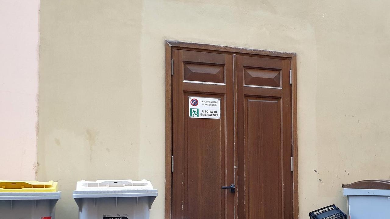 L’uscita del Civico ostruita dai rifiuti