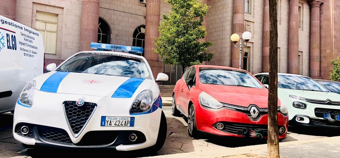 Sassari, importuna i passanti e picchia un vigile: arrestato