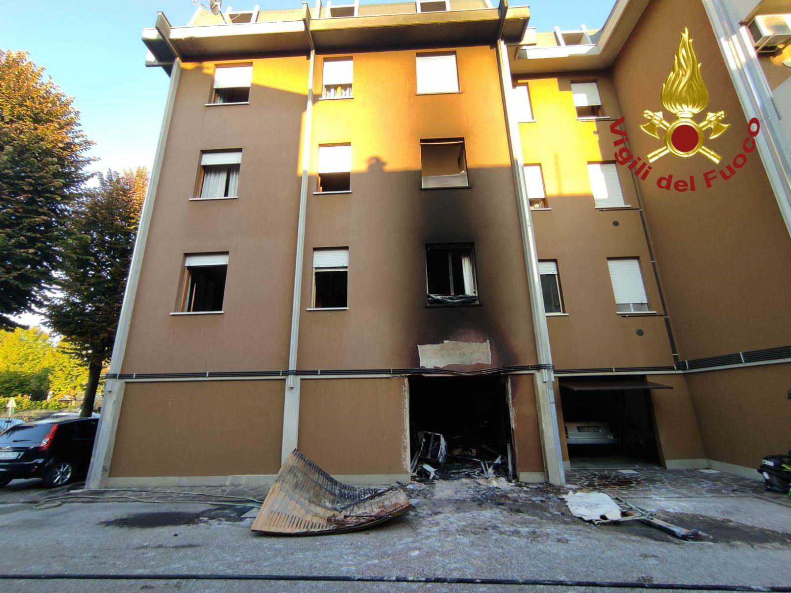Mirandola, garage a fuoco: evacuata palazzina. Dieci persone leggermente intossicate 