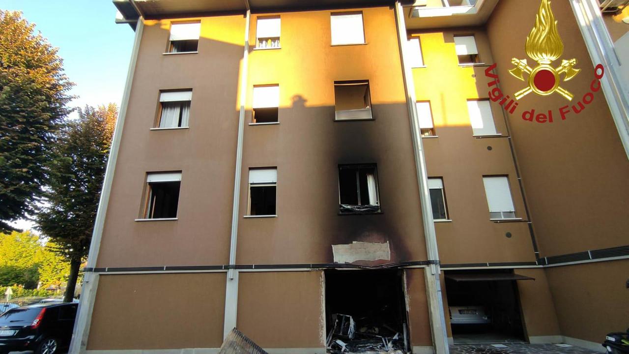 Mirandola, garage a fuoco: evacuata palazzina. Dieci persone leggermente intossicate