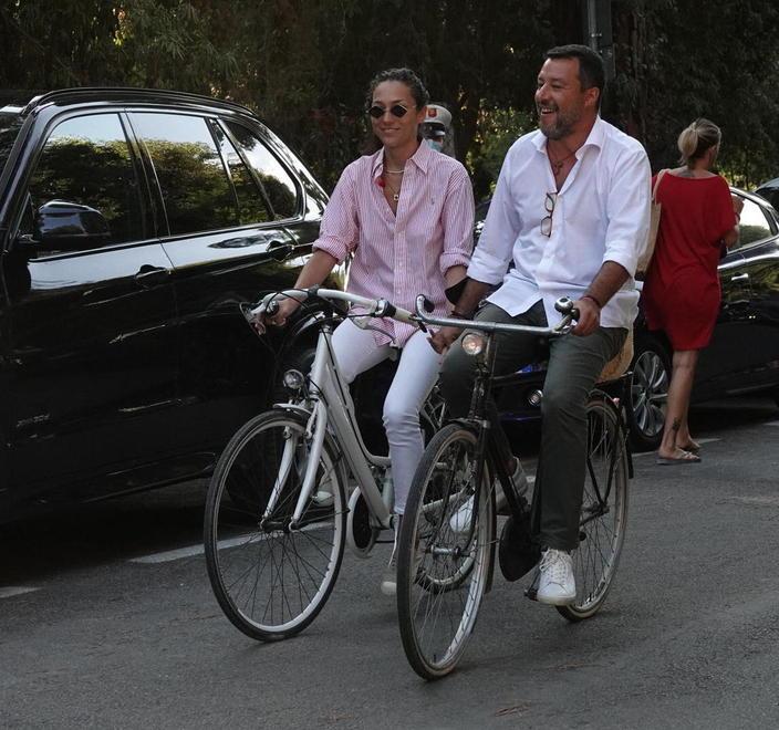 Matteo Salvini e la fidanzata Francesca Verdini in viale Morin