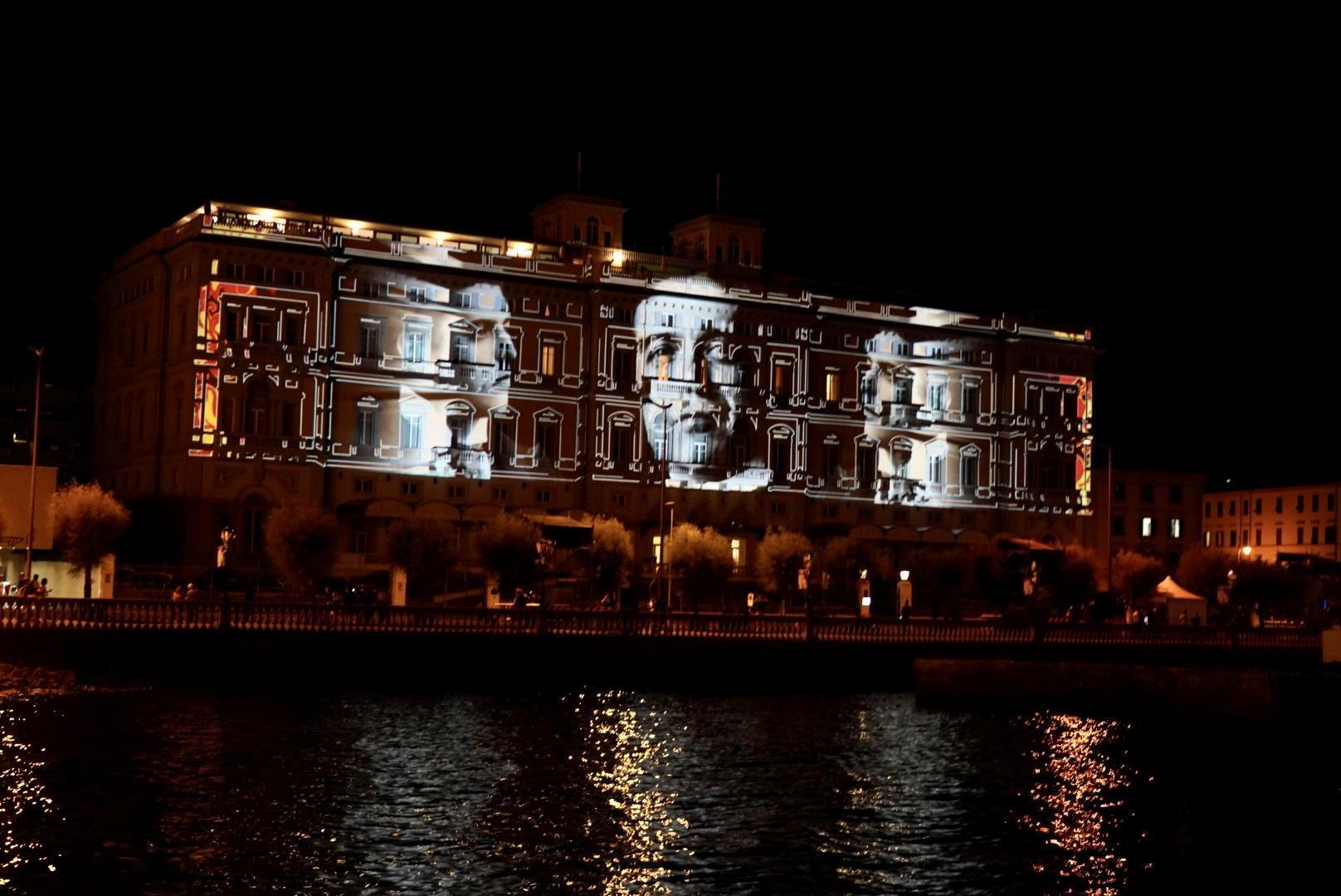 Il ritratto di Pietro Mascagni sulla facciata dell’Hotel Palazzo nella magia di Immersiva
