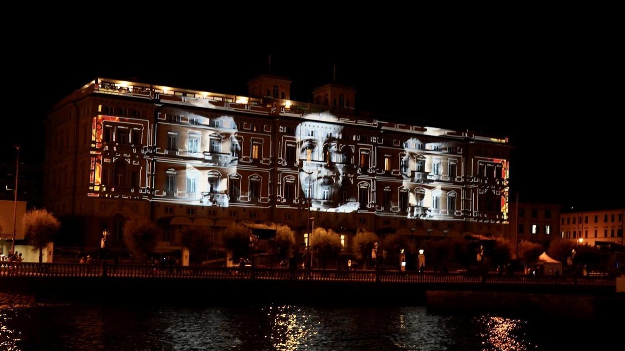 Il ritratto di Pietro Mascagni sulla facciata dell’Hotel Palazzo nella magia di Immersiva