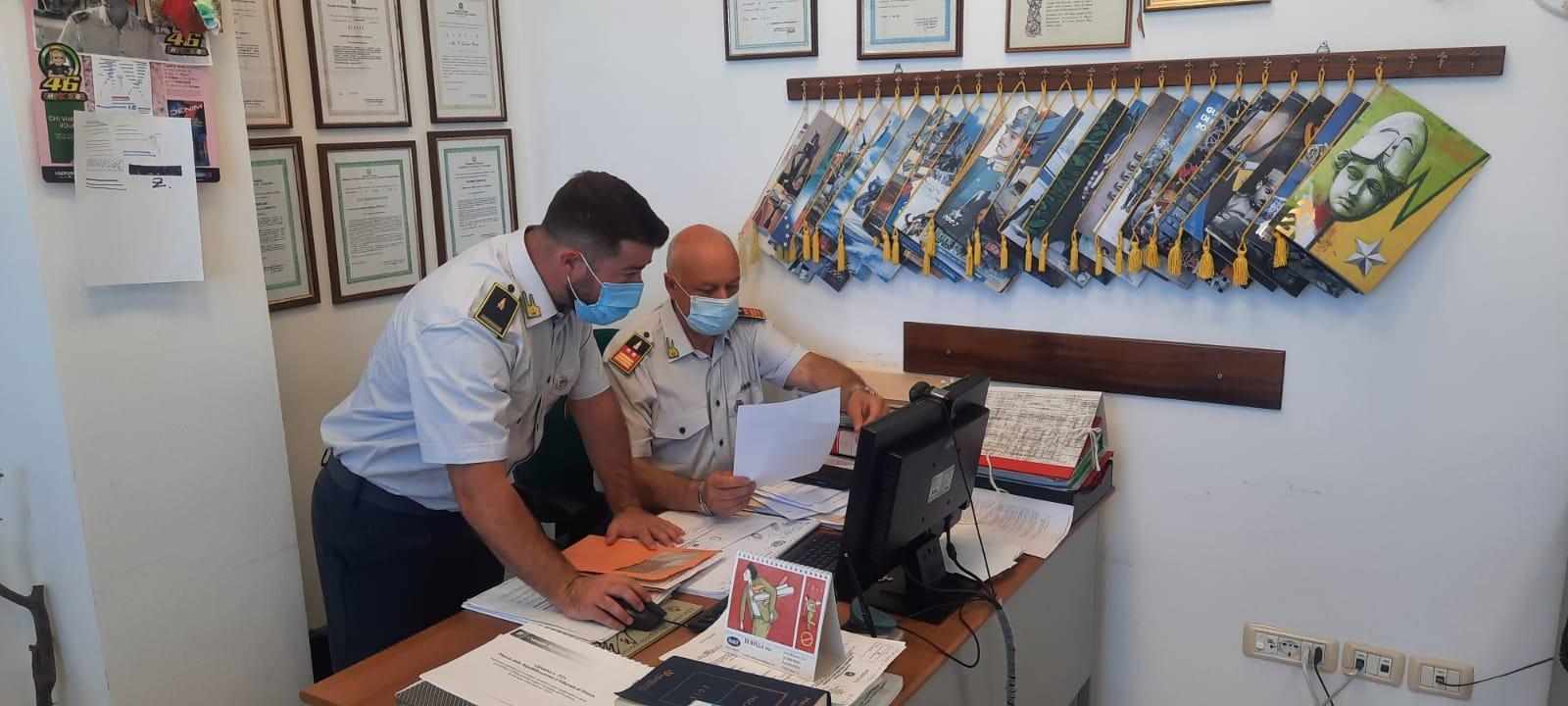 Le operazioni dei militari della guardia di finanza della compagnia di Cecina