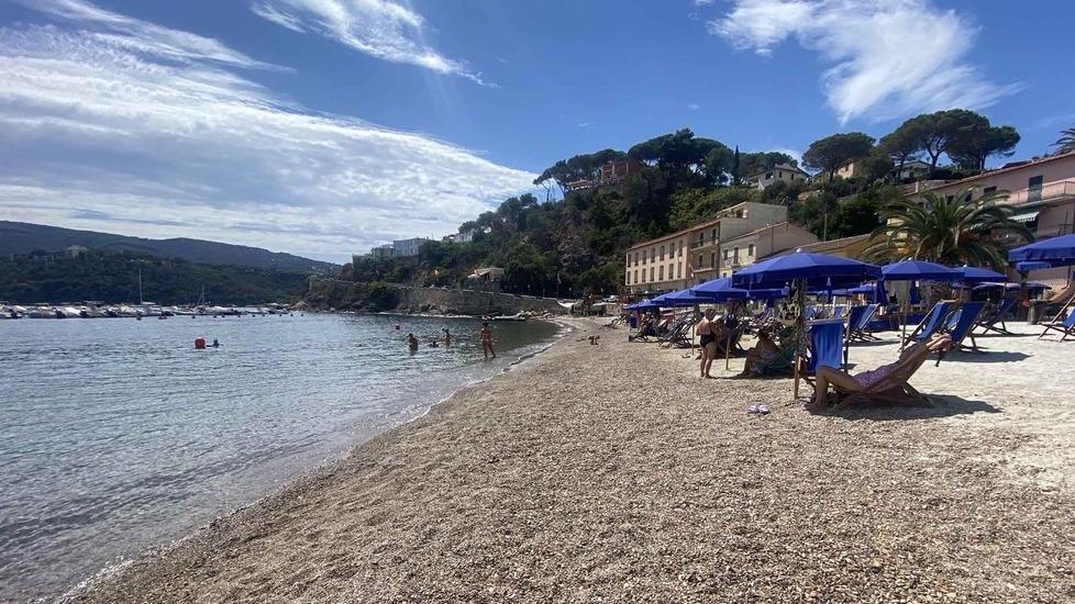 La spiaggia della Rossa è di nuovo... rossa: ripascimento cancellato dalle mareggiate