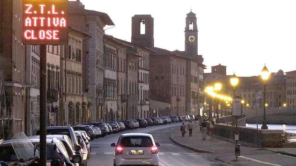 Il pannello della Ztl in lungarno Galilei