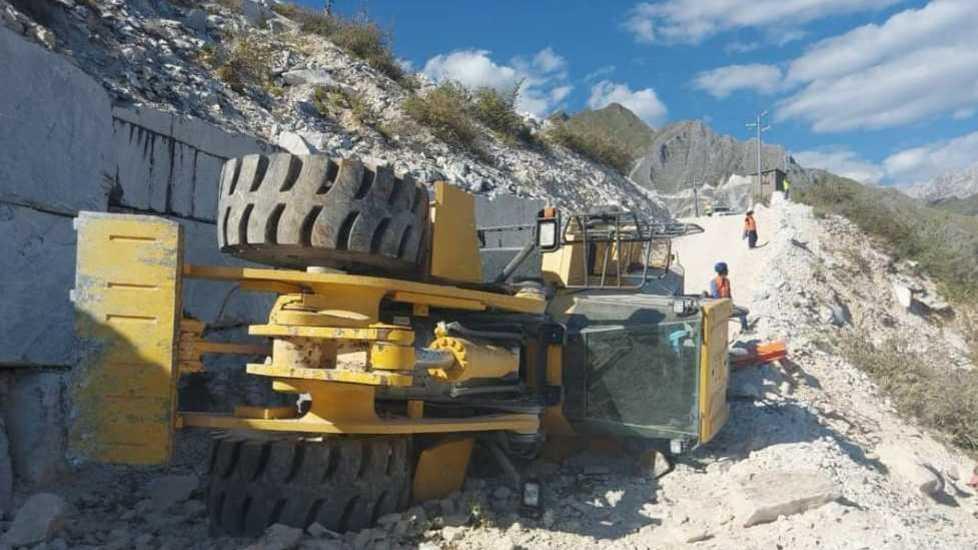 Ruspa precipita nel ravaneto, grave operaio alla guida