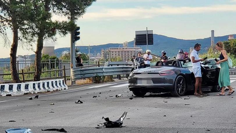 Violento scontro tra auto e moto sull'Aurelia: grave un 28enne