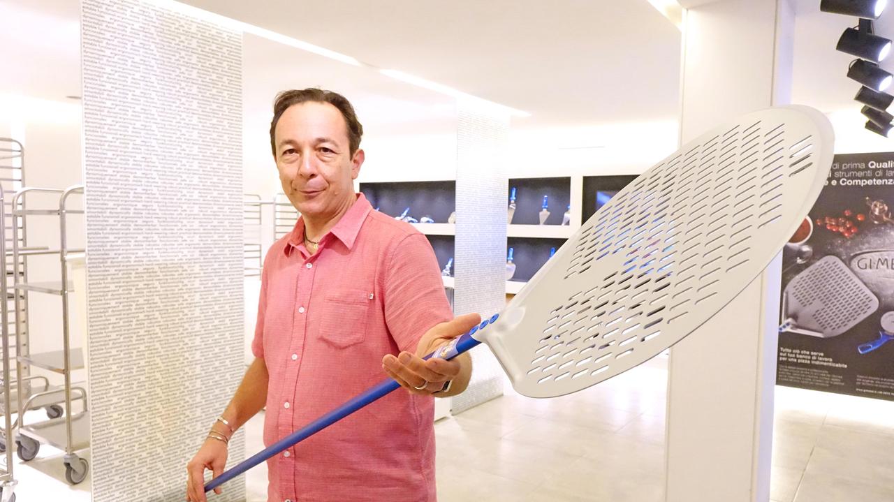 Marco D’Annibale mostra una delle pale per pizza prodotto nella sua azienda