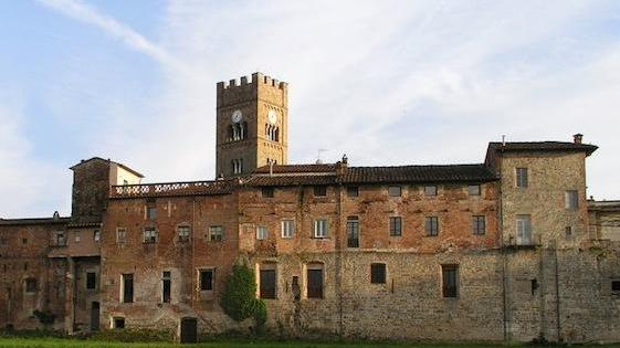 Un’immagine delle mura di Altopascio dove si trovano anche gli storici silos voluti da Pietro Leopoldo di Lorena