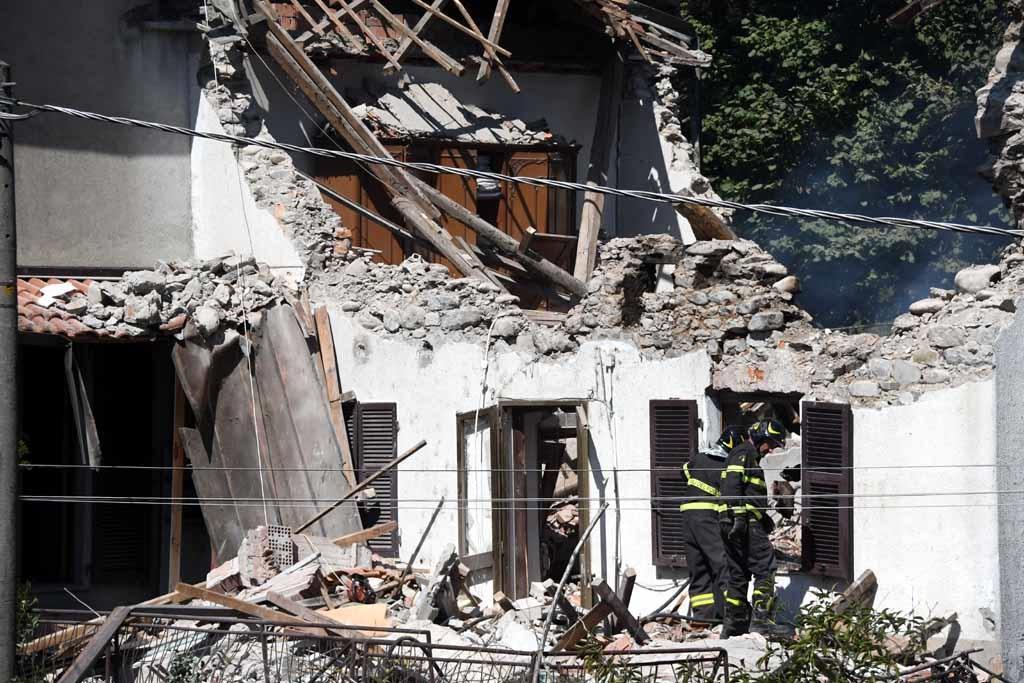 I vigili del fuoco durante l’intervento a Filattiera