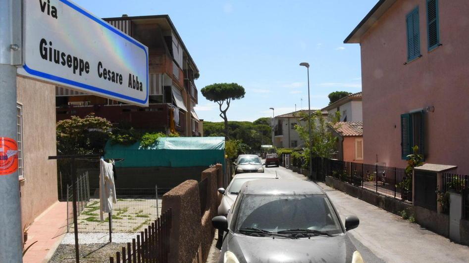 Via Giuseppe Cesare Abba, la stretta viuzza di Marina di Grosseto al termine della quale sarebbe previsto il ponte sul canale San Rocco (foto Agenzia Bf)