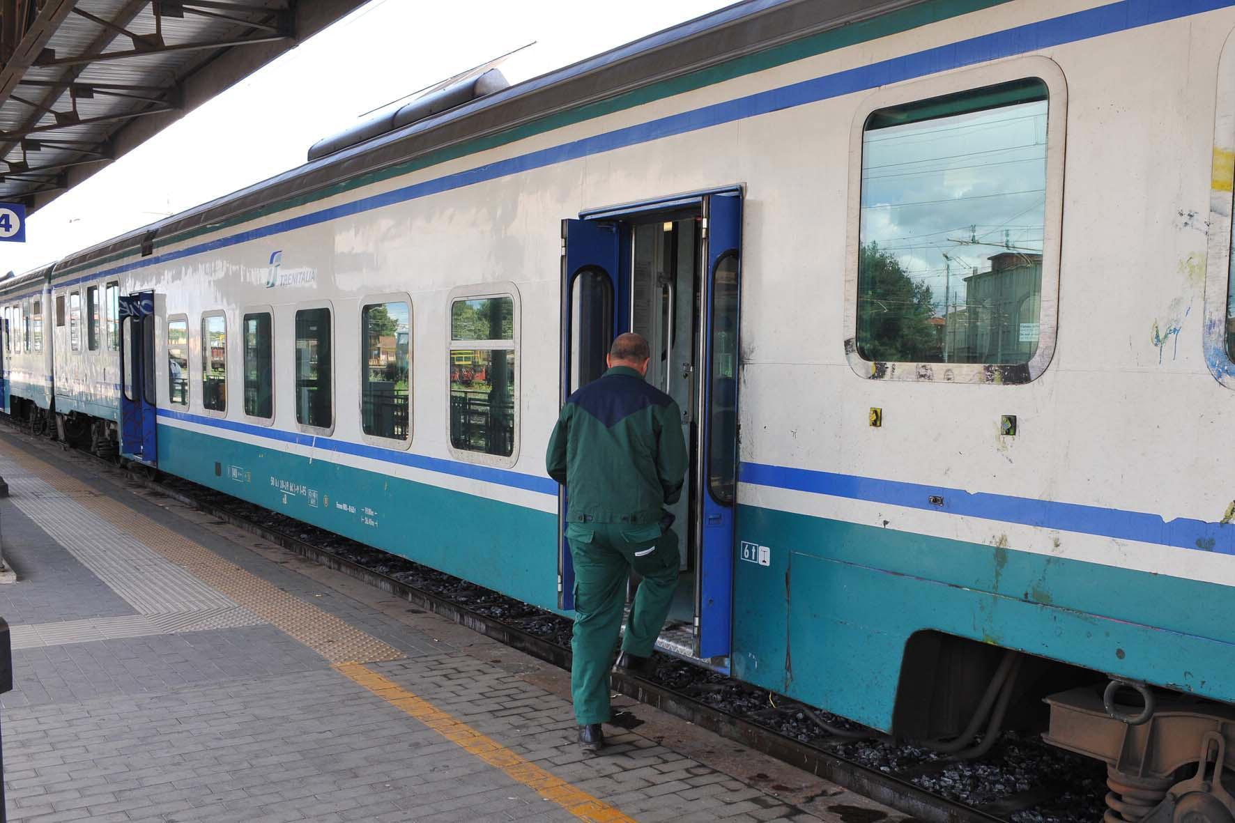 Un passeggero su un treno regionale